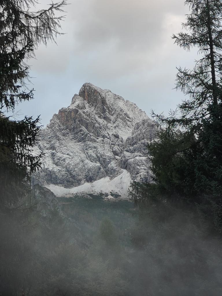 galloforcello2's tweet photo. Ah bhe! 4' eccccco il motivo!
#neve
#25aprile2025
#moiazza
#valdizoldo
#belluno https://t.co/gowS9ArElm