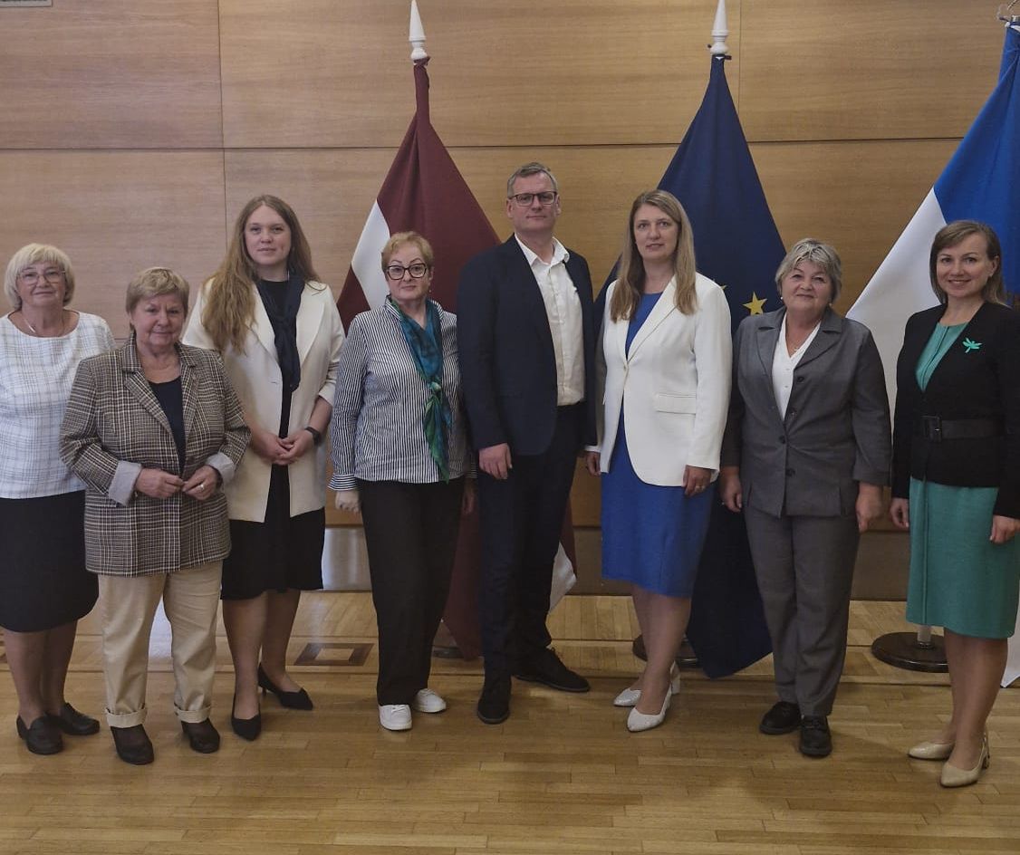 Sākoties mācību gadam, jo īpaši aktualizējam sadarbību ar Latvijas pašvaldībām, kas katra savu iespēju robežās pedagogiem sniedz ikdienas atbalstu, domā par atbalstošu kompensāciju sistēmu utml. Šonedēļ LIZDA vadība, LIZDA Rīgas pilsētas pārstāvji tikās ar Rīgas domes vadību.