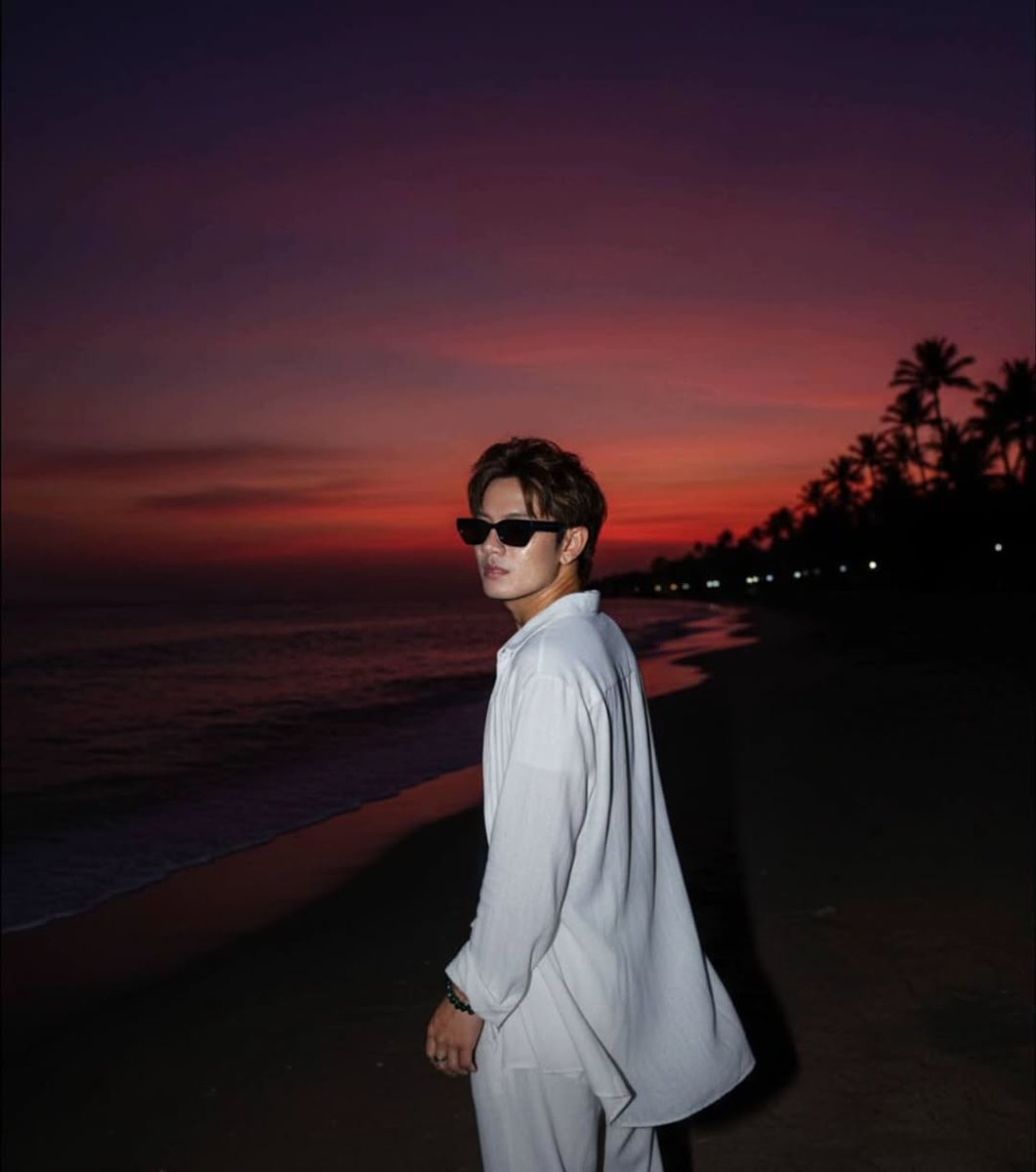 myrnanewss's tweet image. #RNANEWS #RNASELEBSTYLE Langit jingga mula berlabuh, Mentari redup perlahan jatuh, Bayu senja menyapa teduh, Meninggal hari dengan indah yang penuh. 🌅 Photo by Carrotsusu by #DanielSher