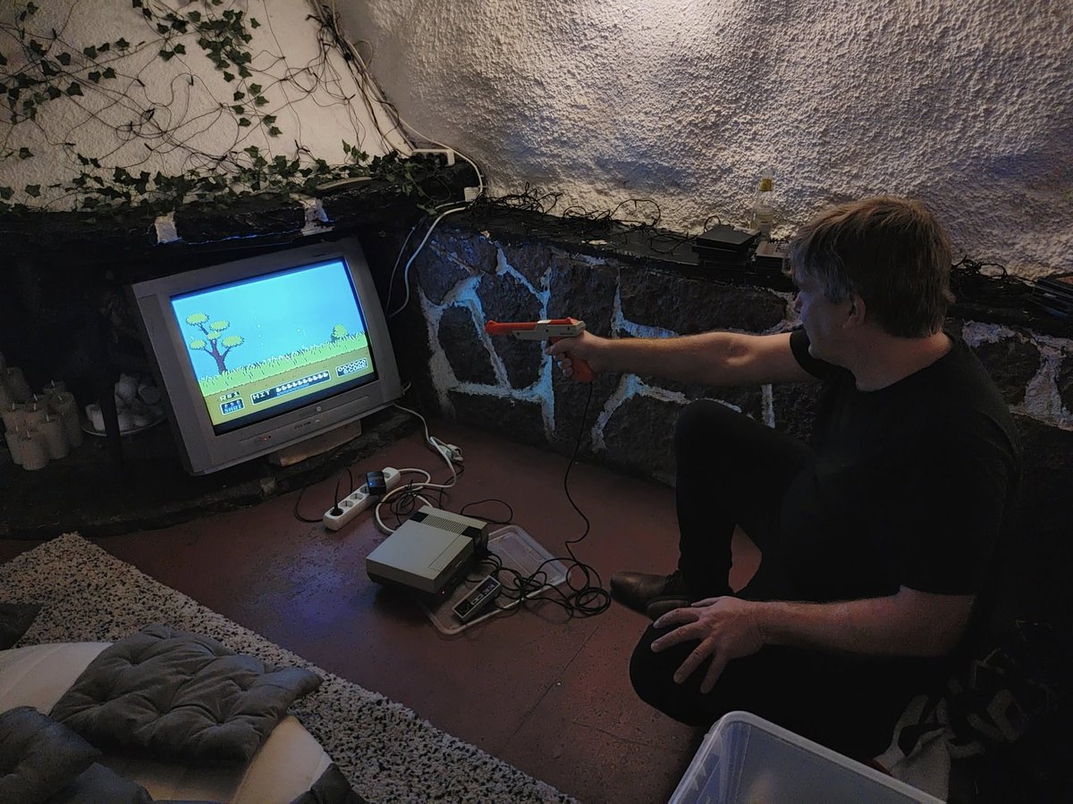 clubsyntaxerror's tweet image. We&apos;ve prepared all the old favourites including our back-breaking CRT setup for Saturday! 

There&apos;s also 8-player Smash Bros, our Quake LAN and a selection of our classic consoles like the Saturn and the Dreamcast. 

syntax-error.se