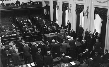 Vandaag, 80 jaar geleden, kwam de Tijdelijke Staten-Generaal (het 'noodparlement') voor het eerst samen. Een tijdelijk parlement met leden van voor de Tweede Wereldoorlog en beperktere rechten. Lees meer over het noodparlement: parlement.com/noodparlement-…