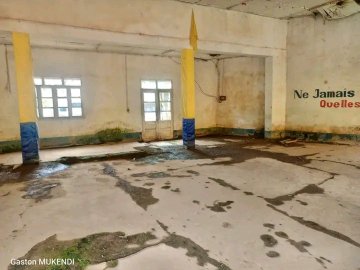 sergesindani01's tweet image. 🔴#RDC À Kisangani, le siège du parti politique #PPRD, cher à l&apos;ancien Président Joseph Kabila, est dorénavant envahi par les herbes et des eaux stagnantes dégageant une odeur nauséabonde.