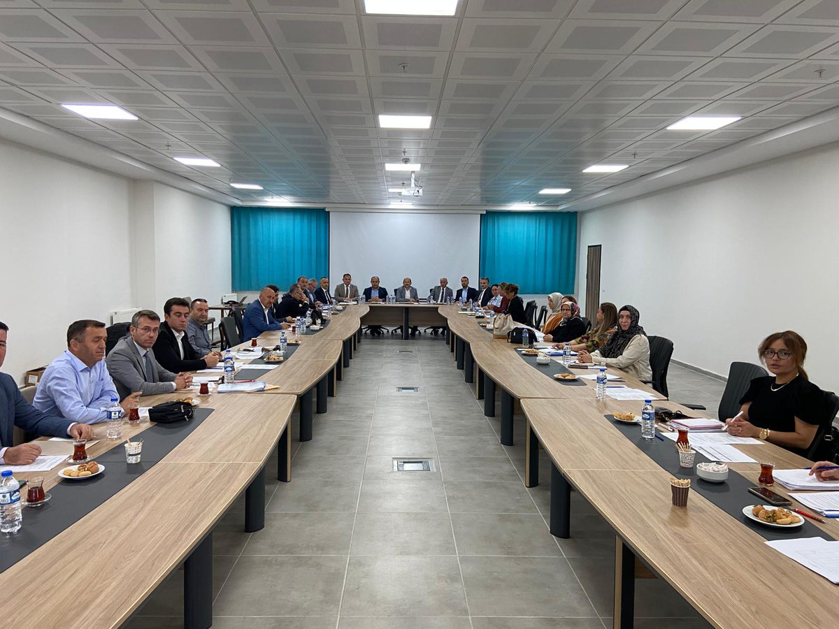 SamsunKYGM's tweet photo. İl Müdürümüz Feyzullah Dereci’nin başkanlığında, Karadeniz Yurdumuzda, Yurt Eğitim Komisyonu Toplantısı gerçekleştirildi. Toplantıda yeni eğitim öğretim döneminde yurtlarımızda gerçekleştirilmesi planlanan eğitim faaliyetleri hakkında görüşüldü.

#GSBHepYanında
#GSBYurtları https://t.co/HsJzvLYVSH