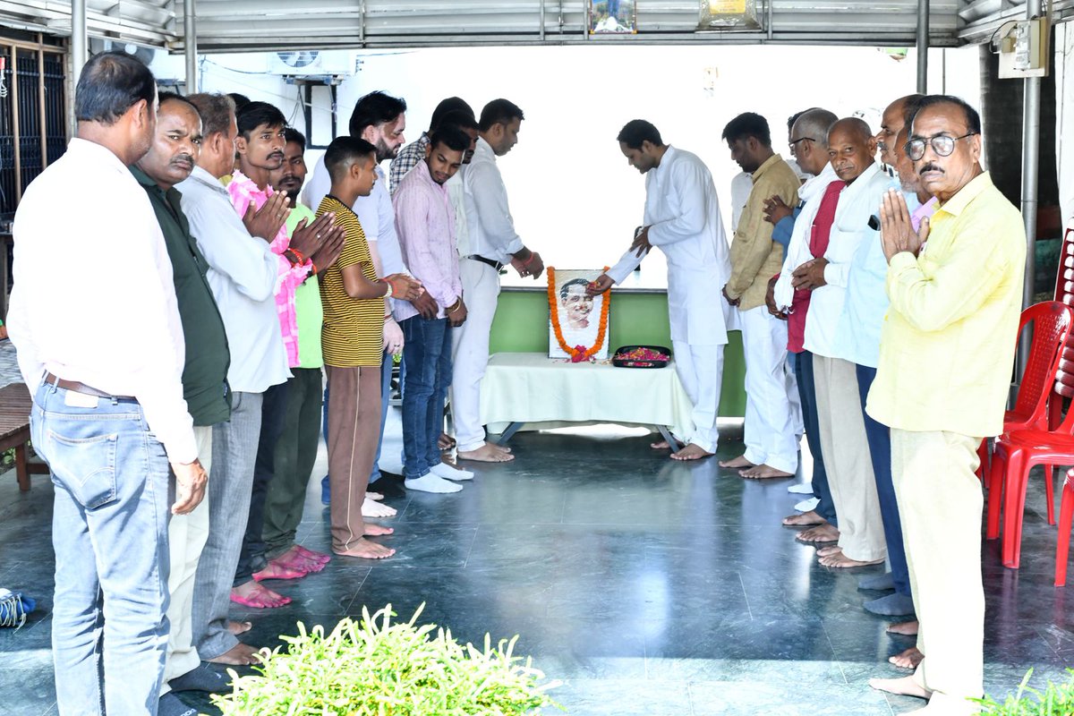 mpriteshpandey's tweet photo. अंत्योदय और एकात्म मानववाद के प्रणेता, भारतीय जनसंघ के संस्थापक सदस्य, प्रखर राष्ट्रवादी श्रद्धेय पंडित दीनदयाल उपाध्याय जी की जयंती के पावन अवसर पर उनके चित्र पर माल्यार्पण और पुष्पांजलि अर्पित कर उन्हें सादर श्रद्धांजलि अर्पित की. इस अवसर पर अपने बूथ संख्या 82 पर नीम के पौधे का रोपण किया. 

कार्यक्रम में उपस्थित भारतीय जनता पार्टी अंबेडकर नगर के जिला मंत्री श्री विनय पांडेय जी, नगर अध्यक्ष श्री गौरव श्रीवास्तव जी, महामंत्री सुनील राजभर जी, धीरेंद्र पाण्डेय जी, अमन तिवारी जी, नीरज राजभर जी, विक्रांत जी तथा कई कार्यकर्ताओं के साथ हमने आदरणीय पंडित दीनदयाल उपाध्याय जी के विचारों और आदर्शों को याद किया और उनके बताए हुए मार्ग पर चलने का संकल्प लिया.