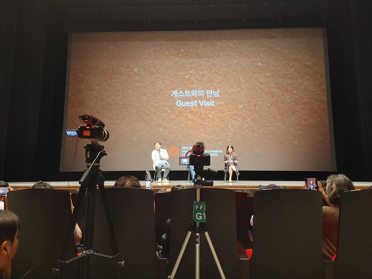 itsmoviebuff's tweet photo. 부산국제영화제 정내미 똑 떨어지는 순간^^ 다들 당연히 줄리엣비노쉬 보러온건데 본인네들 영상이 더 중요하죠.... 치우라고 했는데 우린 하라는대로 한다고 어쩌란식.... 관객들은 GV 보든말든 상관없나 https://t.co/Res4gnOfQS