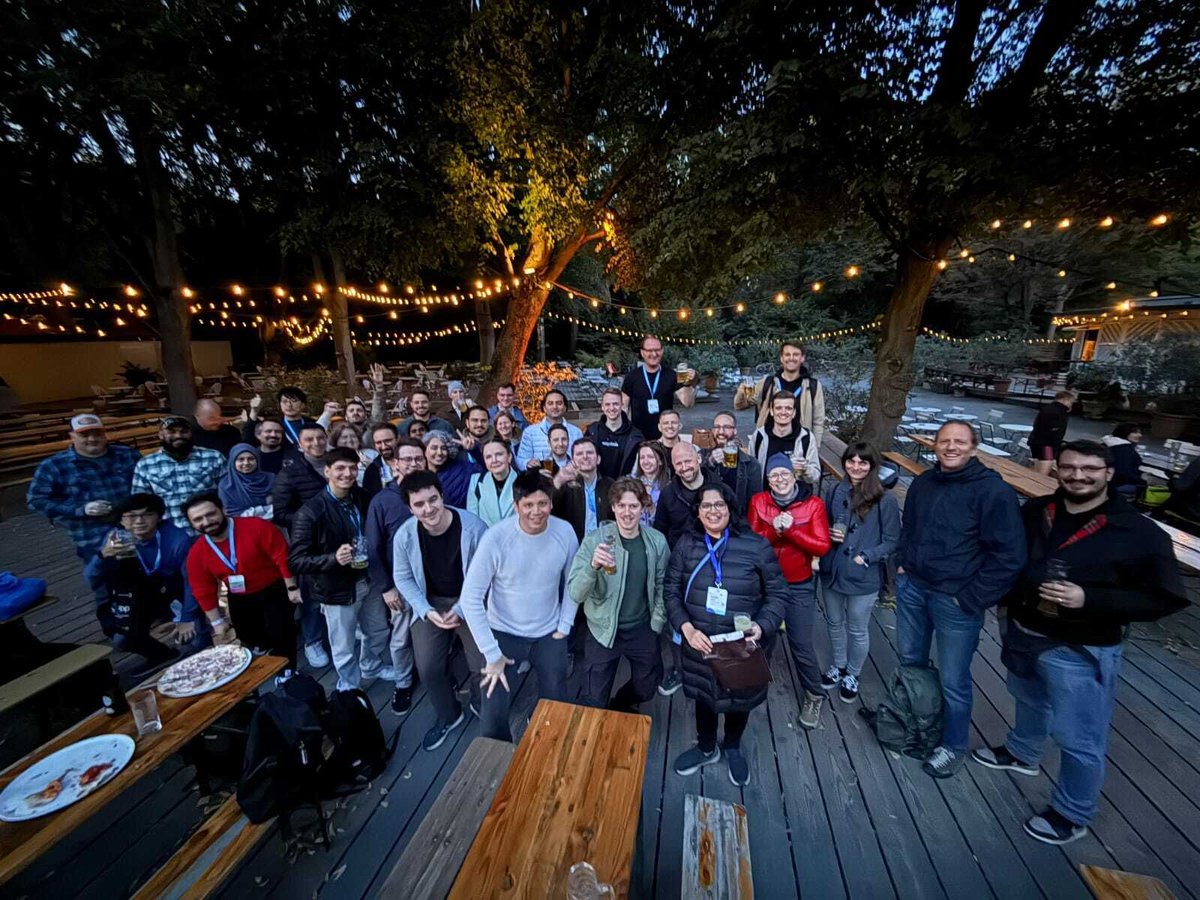 codemagicio's tweet image. โจ After wrapping up Day 1 with our amazing Codemagic Happy Hours ๐ป, weโre back and ready to kick off Day 2 at #FlutterConEU! ๐
Come by the Codemagic booth ๐ โ grab swag, join the raffle ๐, and letโs talk all things Flutter & CI/CD!
Letโs make Day 2 even bigger! ๐โฆ
