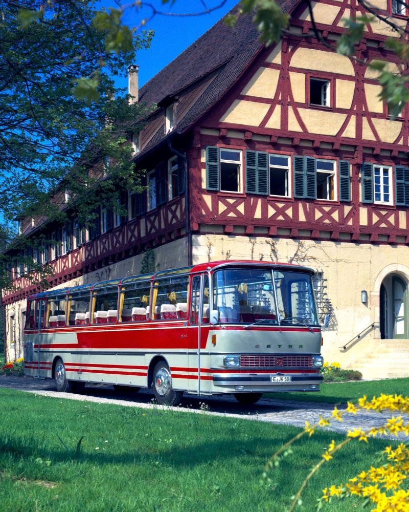 Avec ses 12 mètres de long et son design avant-gardiste, le S 150 P de #Setra s’est imposé dans les années 60 comme le fleuron de la fameuse série 100.
Plus d’un demi-siècle plus tard, ce classique séduit toujours ! 
#TBT
setra-bus.com/fr_FR/brand/se…