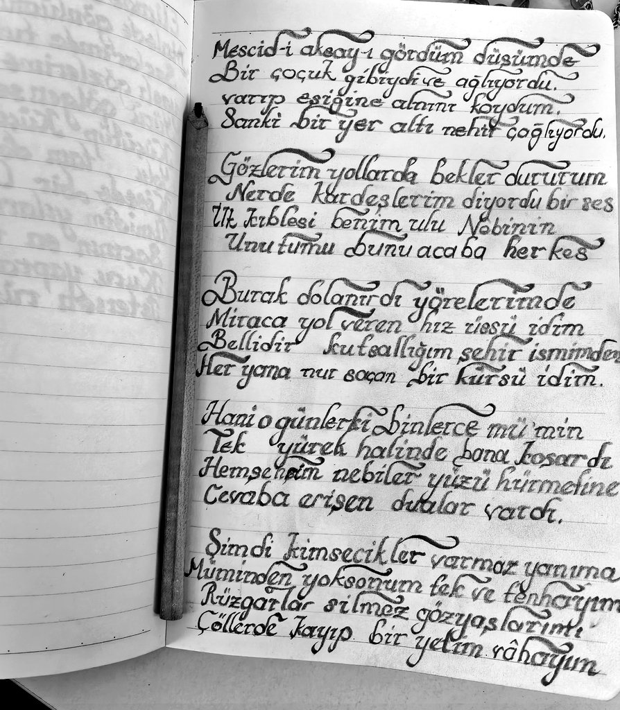 Mescid-i Aksa’yı gördüm düşümde
Götür müslümana selam diyordu
Dayanamıyorum bu ayrılığa
Kucaklasın beni İslâm diyordu

Mehmet Akif İnan