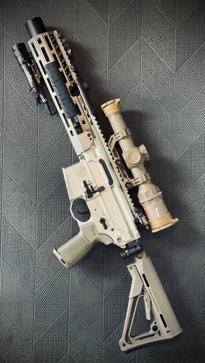 zacck_zk's tweet photo. 前から持ってた Spear LT ガスに加えて、ゲーム用に Mcx Spear LT 電動ガンもゲット🔥
LT用SDハンドガード＋クロスボーンカスタムでめちゃ綺麗
Cerakote された Tango6T も最高
本来SURG に載せる予定なんですが、まだ来ないか😿
#サバゲー #airsoft #sig #mcx 
#spearlt https://t.co/WBMGrmGsQy