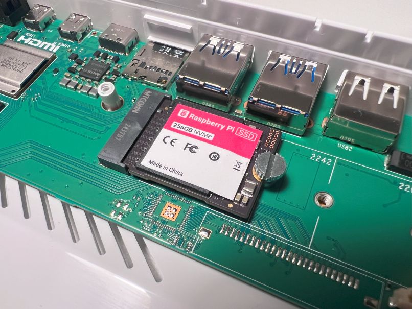 bretweber's tweet image. The @Raspberry_Pi 500+ is here!  
M.2 NVMe ✅
16GB RAM✅
Mechanical Keyboard with RGB ✅ (wait, what?) 
Get the early scoop 👇
bret.dk/raspberry-pi-5…