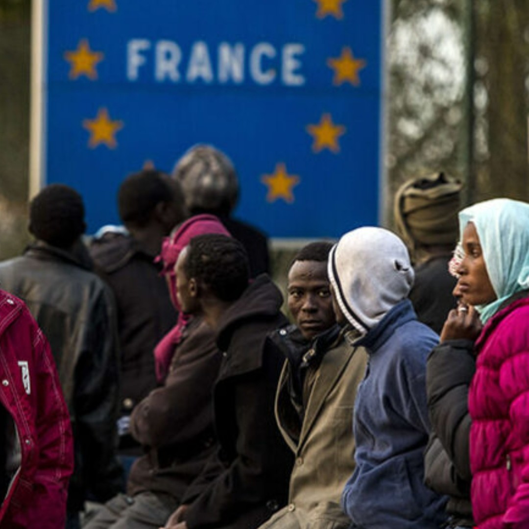 72 % des Français seraient favorables  à  un référendum sur l'immigration. Dans le même temps, nous sommes obligés de constater que ces mêmes Français n'ont jamais cessé de voter pour des immigrationnistes.
S'exprimer dans des sondages c'est bien, s'exprimer de la même façon dans