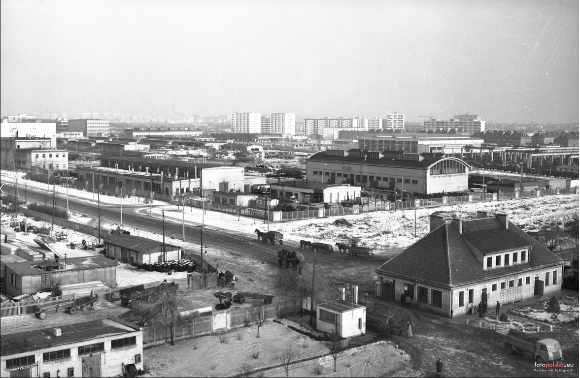 Piękna panorama mojego rodzinnego Służewca z I-szej połowy lat 60-tych.Formalnie Służewiec Przemysłowy. Skrzyżowanie Postępu i Bokserskiej. Furki są na Postępu.Bloki przy Śniardwy już stoją,za kilka lat powstanie mój przy Bełdan. Będzie po prawej stronie. Z FB Fotografie Mokotowa