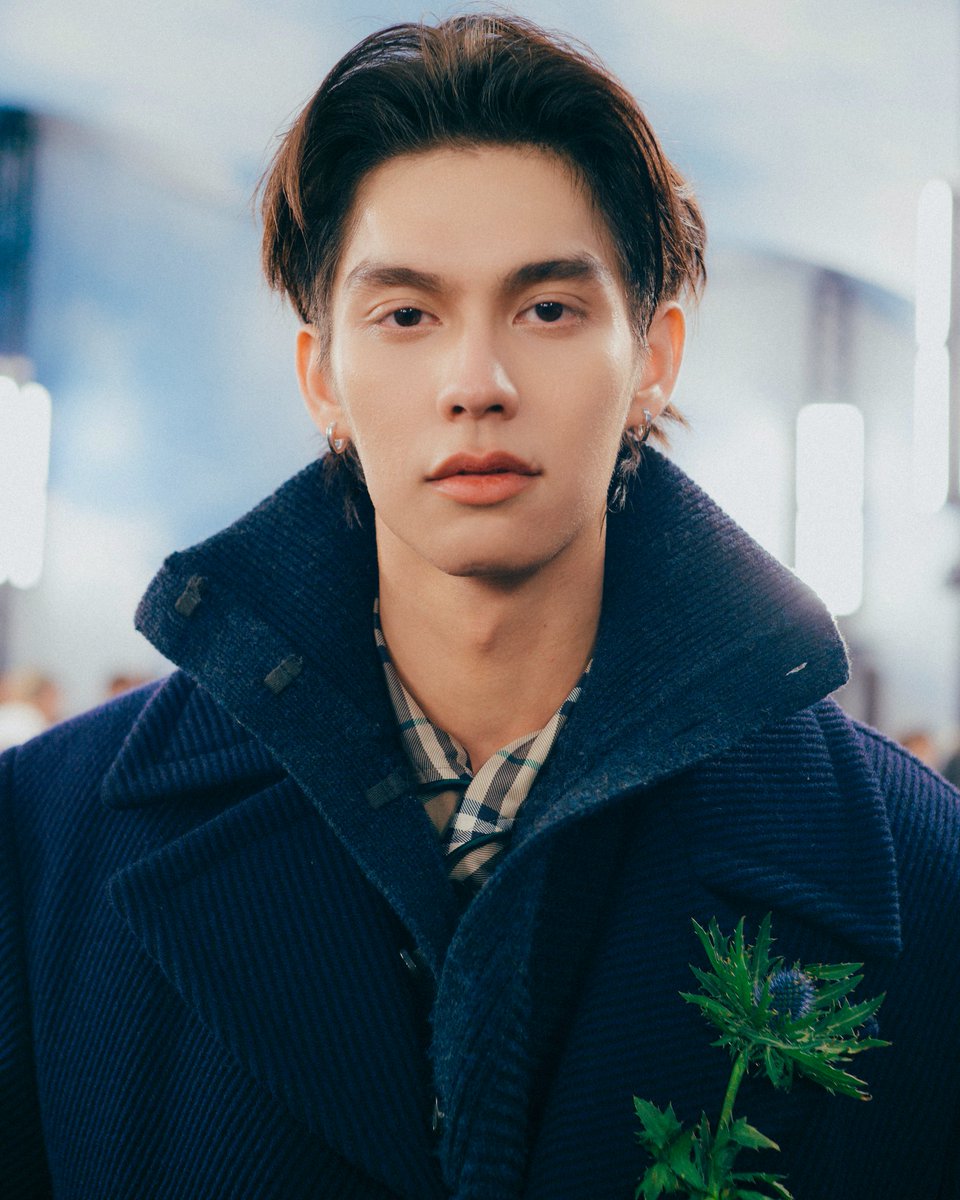 “ไบร์ท วชิรวิชญ์” ร่วมชมแฟชั่นโชว์ Burberry Summer 2026 คอลเลกชันที่ได้แรงบันดาลใจจากพลังของดนตรีและการแสดงสด ถ่ายทอดผ่านเฉดสีจัดจ้าน เนื้อผ้าที่โดดเด่น และงานฝีมืออันประณีต

เลือกช็อปสินค้าได้ที่ Burberry ชั้น M SIAM Takashimaya, ICONSIAM

#ICONSIAM #Burberry #SIAMTakashimaya