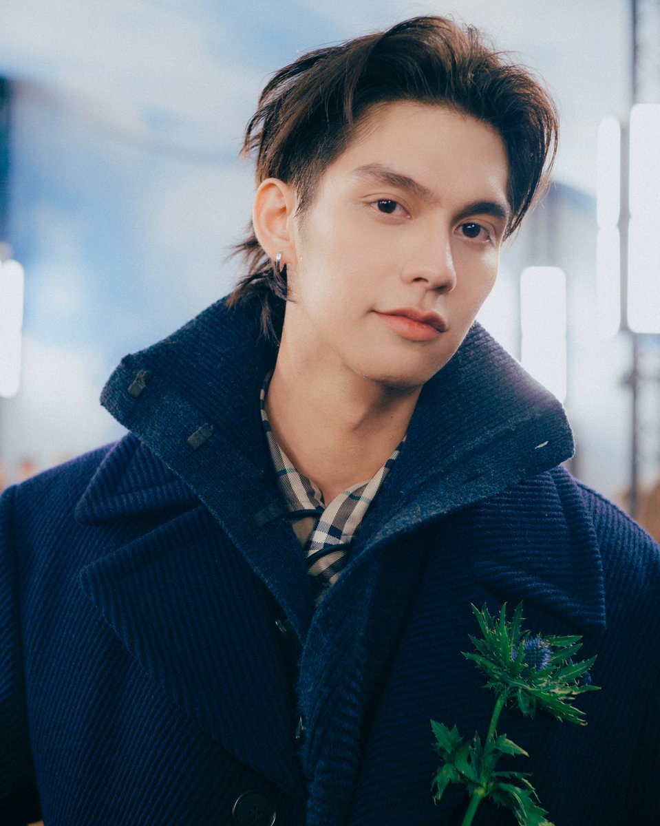 “ไบร์ท วชิรวิชญ์” ร่วมชมแฟชั่นโชว์ Burberry Summer 2026 คอลเลกชันที่ได้แรงบันดาลใจจากพลังของดนตรีและการแสดงสด ถ่ายทอดผ่านเฉดสีจัดจ้าน เนื้อผ้าที่โดดเด่น และงานฝีมืออันประณีต

เลือกช็อปสินค้าได้ที่ Burberry ชั้น M SIAM Takashimaya, ICONSIAM

#ICONSIAM #Burberry #SIAMTakashimaya