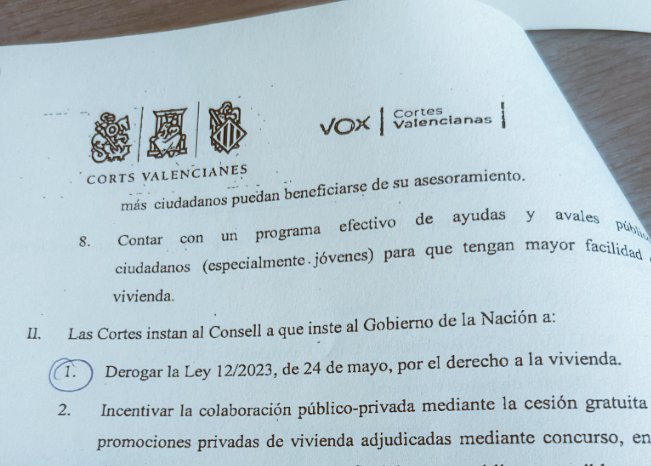 🏘 Les propostes de V🤮X en <a href="/cortsval/">Corts Valencianes</a> en matèria de vivenda:
👉🏾derogar el dret a l’habitatge
👉🏾regalar sòl públic a promotors privats

⏩️ Fortalesa contra els dèbils, servilisme amb els poderosos: els principis de les dretes 
#HabitatgeXDret

Via <a href="/JulianMaciasT/">Julián Macías Tovar</a>