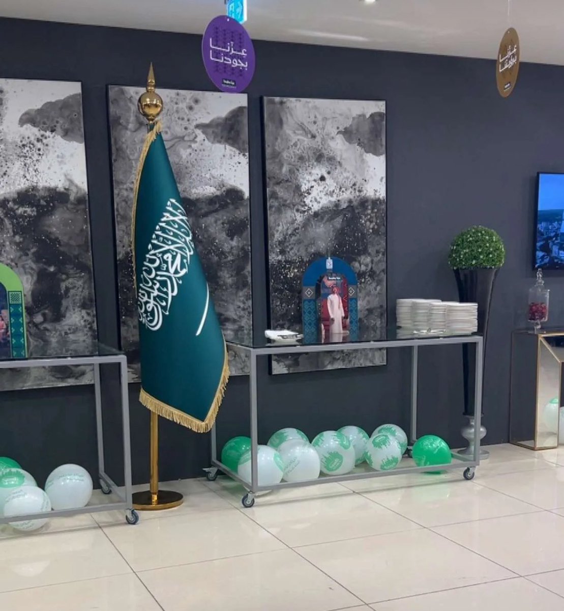 GgghSff's tweet photo. جانب من احتفالات اليوم الوطني بفندق أم هوتل مكة 🇸🇦🇸🇦♥️
#عزنا_بطبعنا 
#اليوم_الوطني_السعودي_95 
@Mhotelmakkah3 #mhotelmakkah https://t.co/T82eUF3oqx