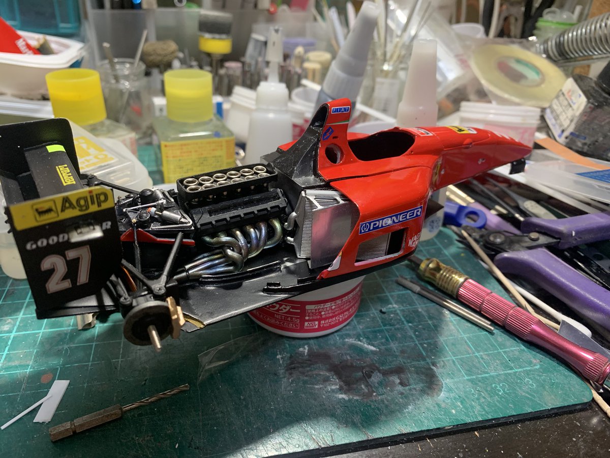 412T1製作振り返り9
赤はフィニッシャーズのピュアレッド。デカールは比較的流用が利くのですが、結局マルボロ以外は自作しました。2枚目はサイズ確認中の写真。エンジンのFerrariの刻印はプリントだと潰れてしまったのでインレットマークを使いました。

#フェラーリマシンミーティング