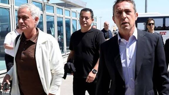 İçinde olduğumuz durumun en büyük sorumlusu yine Ali Koç aslında.

-Seçimi haziranda yapmadı, eylülde yaptı.
-Haziranda hocayı kovmaya gitti, kovmadı, döndü, yöneticisi istifa etti.
-Bütün transferleri Mou ve kendisi varken yaptı, kurduğu kadroya da tarihin en kuvvetlisi dedi.