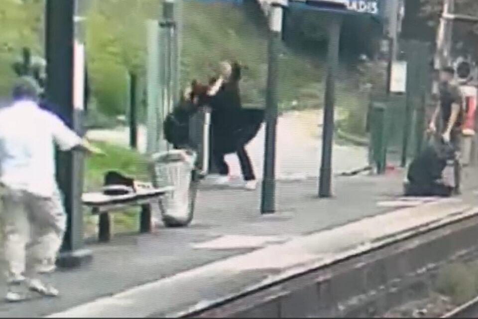 Meulan-en-Yvelines (78) : Laurent et sa fille Ève, dont la jupe jugée « trop courte » dérangeait, roués de coups par un couple en tenue islamique sur le quai de la gare (MàJ : Mohamed, au RSA, et sa femme Cassandra, déjà connus de la police, condamnés) fdesouche.com/2025/09/25/meu…
