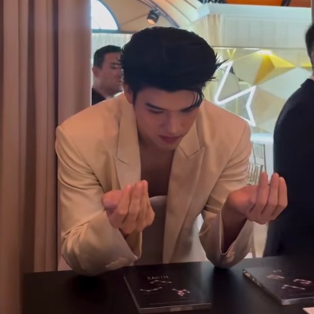 bytodaul's tweet image. น้องกายตั้งใจสัมผัสพลังงานมาก พี่ๆบอกมูเตเลิ้บ5555555555

SKY VC 270 ANNIVERSARY

#VacheronConstantin
#TheQuest #VC270
#skywongravee