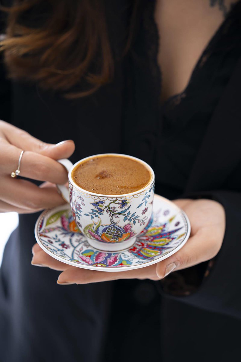 Ben yalnızlıklarda yalnız kaldım
    Sığmam 
       Kalem kadar belki de mürekkebe 
           Beni 
               Ellerin yazsın isterim yeryüzüne