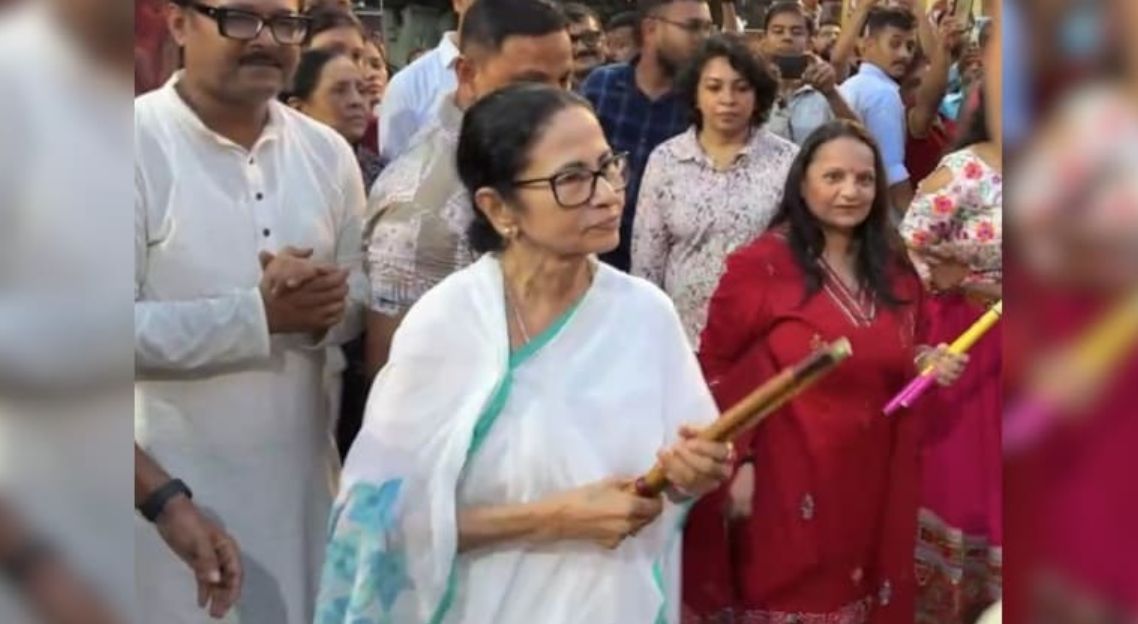 werindia's tweet image. #BJP Versus #Trinamool After #MamataBanerjee&apos;s Dandiya At #KolkataPuja Pandal buff.ly/Zk8Q5RQ #WeRIndia