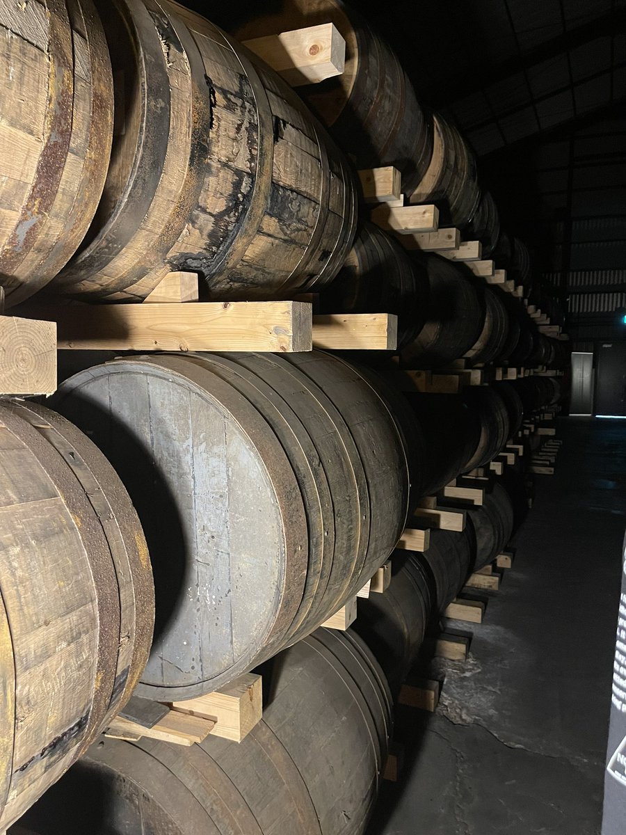 昨日はサクラオブリュワリーアンドディスティラリーに行ってきました

ジン、ウイスキーのことについて
とても勉強になりました！

蒸留所限定のウイスキーも買ってきたので
ぜひ飲んでみてください！