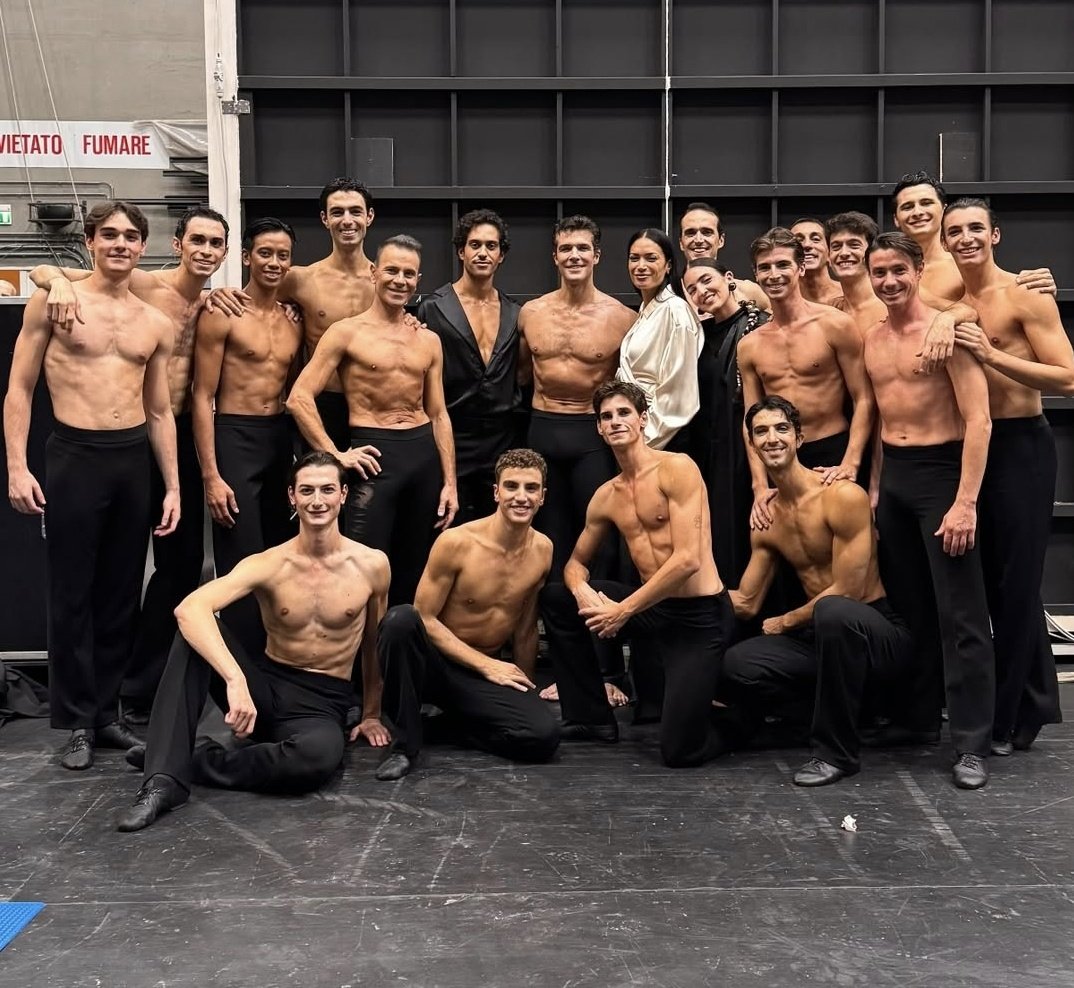 MariaclaraPra1's tweet image. Mahmood con Roberto Bolle, Elodie, Joan Thiele e i ballerini dopo lo spettacolo #mahmood #robertobolle #elodie #joanthiele #trittico