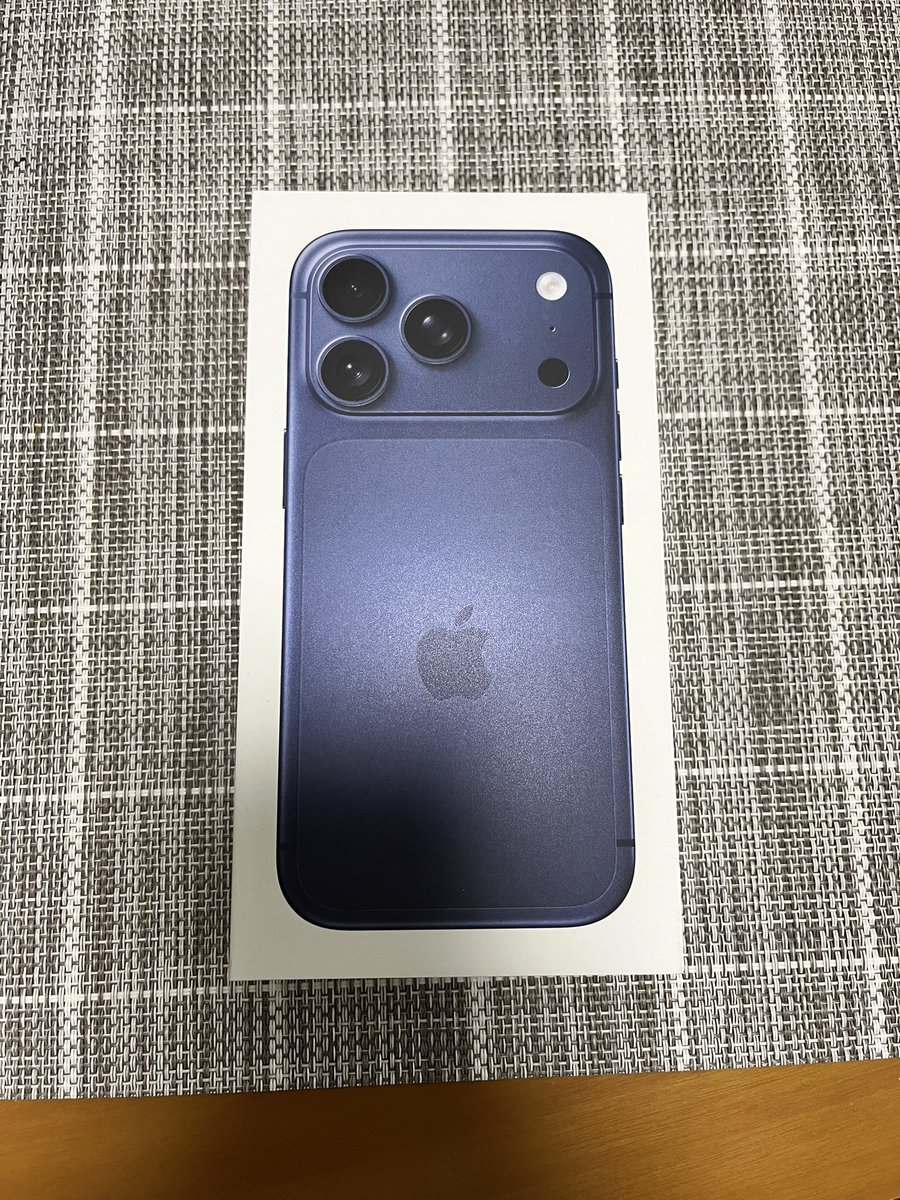 BiSHmonster_'s tweet photo. 届いたぜ！iPhone17Pro https://t.co/LxvfqBlj1L