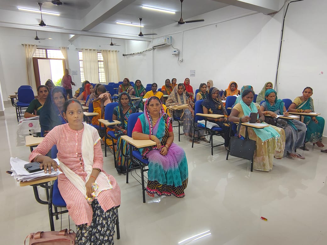 जनपद की स्वयं सहायता समूह की महिलाओं के क्षमता संवर्धन हेतु कार्यशाला राष्ट्रीय ग्रामीण आजीविका मिशन के माध्यम से आयोजित की जा रही है
#SayYestoEducation  #SayYesToEmpowerment #SayNoToViolence 
<a href="/ChitrakootDm/">DM Chitrakoot</a> <a href="/CMOfficeUP/">CM Office, GoUP</a> <a href="/UpRuralDev/">U.P. Rural Development Dep</a>