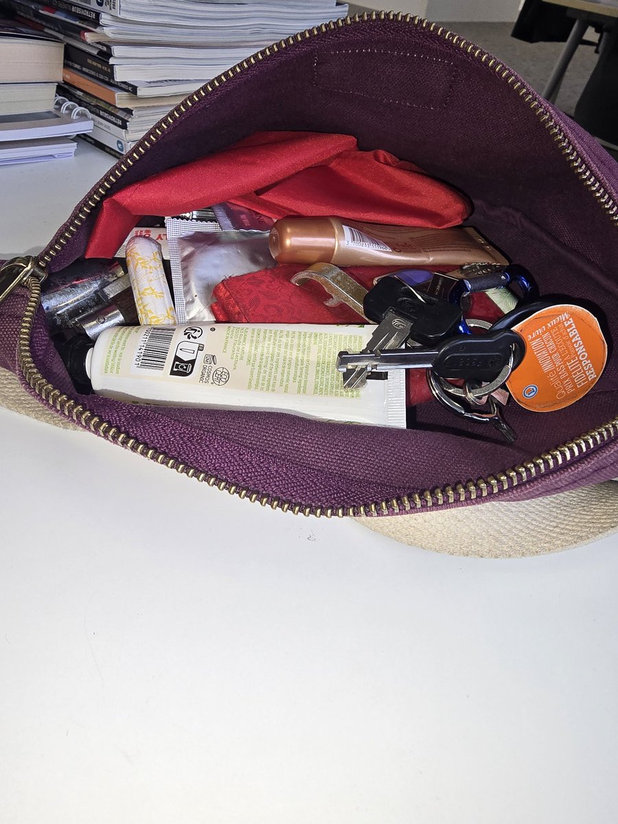 Réaliser que le sac à petits effets personnels ouvert en grand sur le bureau c’est pas ouf...