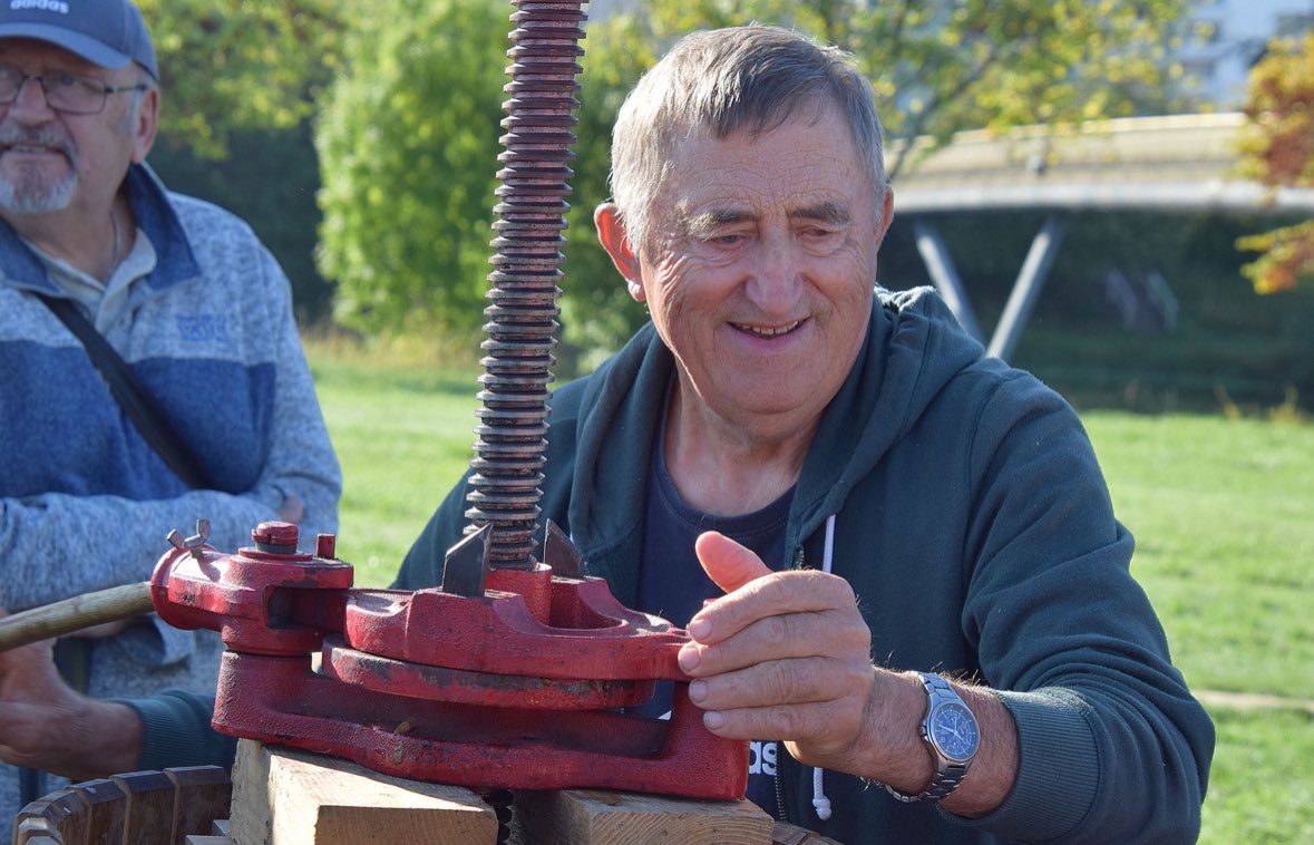 OlivierLebreto5's tweet image. [ 🍇 Vendanges sur l’Île Honoré de Balzac à #Tours] 
En présence de plus de 150 écoliers, le raisin n’attendait que de se faire cueillir, puis pressé. 
🙏 Merci à l’association Entrerives Lavigne 
#proximité #écouter #échanger #jeunesse