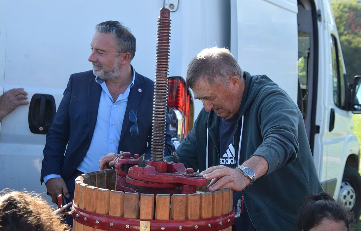OlivierLebreto5's tweet image. [ 🍇 Vendanges sur l’Île Honoré de Balzac à #Tours] 
En présence de plus de 150 écoliers, le raisin n’attendait que de se faire cueillir, puis pressé. 
🙏 Merci à l’association Entrerives Lavigne 
#proximité #écouter #échanger #jeunesse