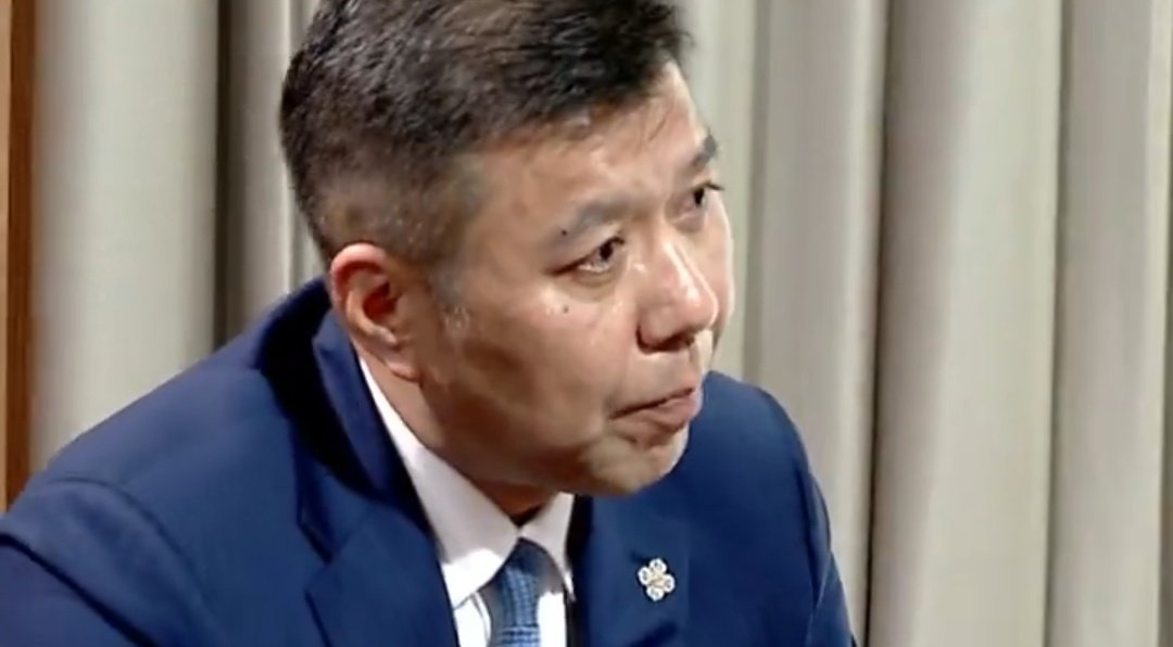 Энхбаяр хувь хүнийхээ хувьд ямар адгийн шаар байх нь надад огт падлийгүй
Харин надад Энхбаярыг өмөөрөх 2 шалтгаан байна

1. Херо, Амарбасягалан, Оюун-Эрдэнэ нарын үнэнийг илчилсэн

2. Хиамчид сүрэглэн дайрч байвал би хэнийг ч байсан хамгаална