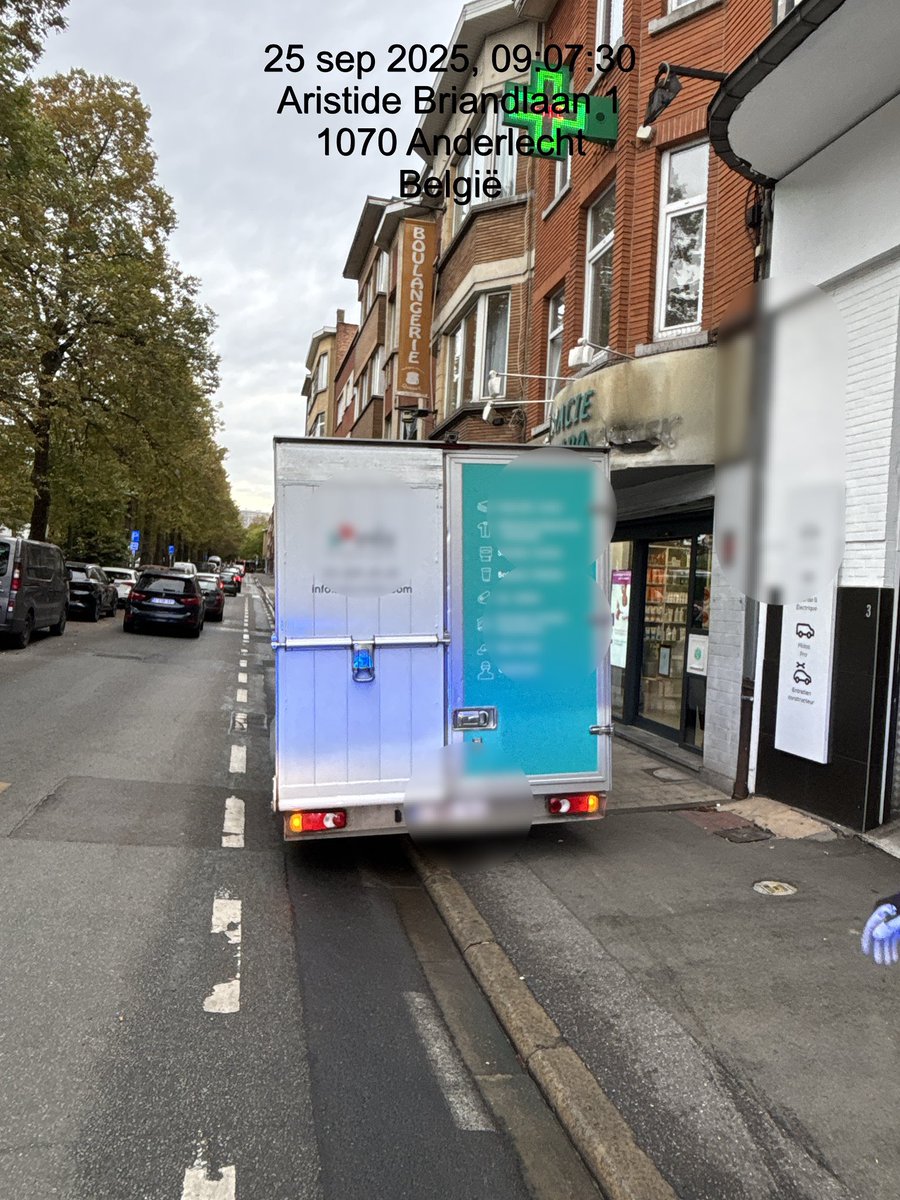 komt bestuurder af met 'ik ben aan het werken'. Ik ook vriend ! U heeft me opgeschreven dus ik mag verder doen. Ik zeg u dat u moet vertrekken en een reglementaire plaats moet zoeken want nu staat u op het voetpad/fietspad !