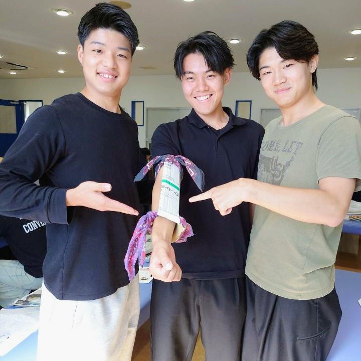 📸授業風景📸
2年生・外傷の保存療法

テーマは資材が不足している際でもできる固定法！

ネクタイやシャツ、ポリ袋から柔道着の帯、ハーフパンツまで…生徒たちの柔軟な発想が素晴らしい👏

災害時やスポーツの現場など緊急時にも応用できる知恵・技術を学びました👍

#新潟柔整 #スポーツトレーナー