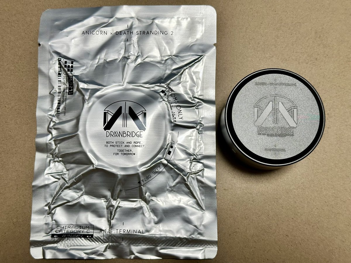 DrPepp_O's tweet image. #DeathStranding2 #指輪端末 #RingTerminal 
オマケの画像
梱包状態からの開封
綺麗に開けたかったので
銀の袋は後ろ側下端を綺麗にカッターで
切りました🫡
後は説明書の内側とか
ゲームショウでNFCで何か貰えるぽい？
#KojimaProductions #Anicorn