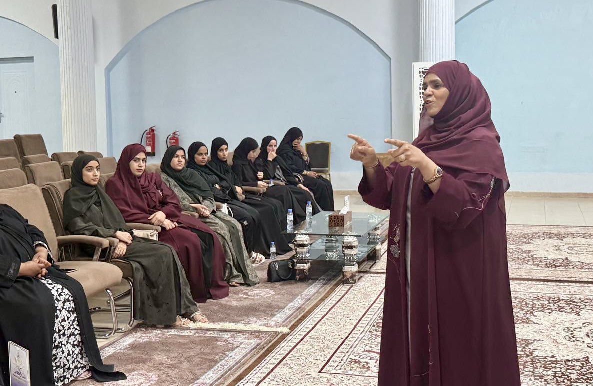 دائرة التربية الخاصة والتعلم المستمر ب #تعليمية_شمال_الشرقية تنفّذ ورقتي عمل لمشرفات حافلات التربية الخاصة؛ الأولى حول لغة الإشارة قدمتها أ. مرفت علي، والثانية بعنوان دور المشرفة في دعم طلبة الدمج الفكري وضمان سلامتهم قدمتها الأستاذة/ شمسة الحجرية والأستاذة/ رحمة الهيملية.