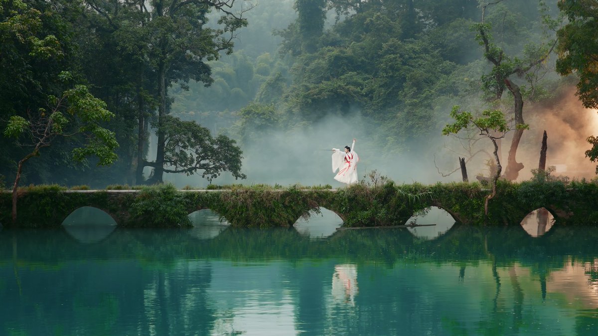 UpGuizhou's tweet image. Find out what magic awaits in #Guizhou #Qiannan behind the door! Step through the portal to #Libo on September 26th and begin your unforgettable journey