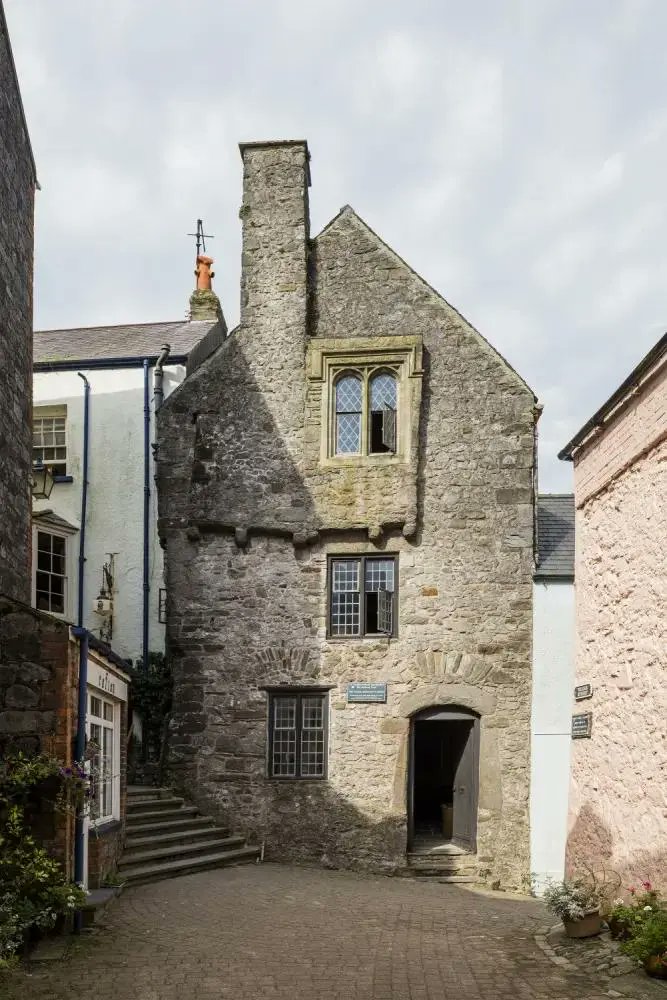 cadwwales's tweet image. Travel back in time at Tenby’s Tudor Merchant House this weekend 🕰️  

Step into the shoes of a wealthy merchant and explore what life was like in bustling medieval Tenby. 

📅 Sat 27th, 11:00 – 16:00 

Find out more:  cadw.gov.wales/open-doors-tud…  

#OpenDoors