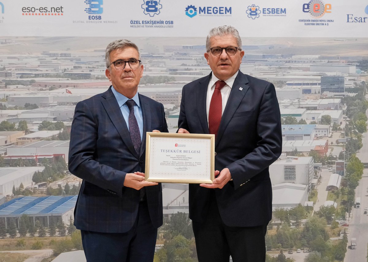 EskHaberOtesi's tweet image. Eskişehir Defterdarı Cemil Müsevitoğlu, beraberindeki heyetle birlikte Eskişehir
Organize Sanayi Bölgesi (EOSB) Yönetim Kurulu Başkanı Nadir Küpeli’yi
haberotesi.com.tr/eskisehir-deft…
@nadirkupeli #EOSB