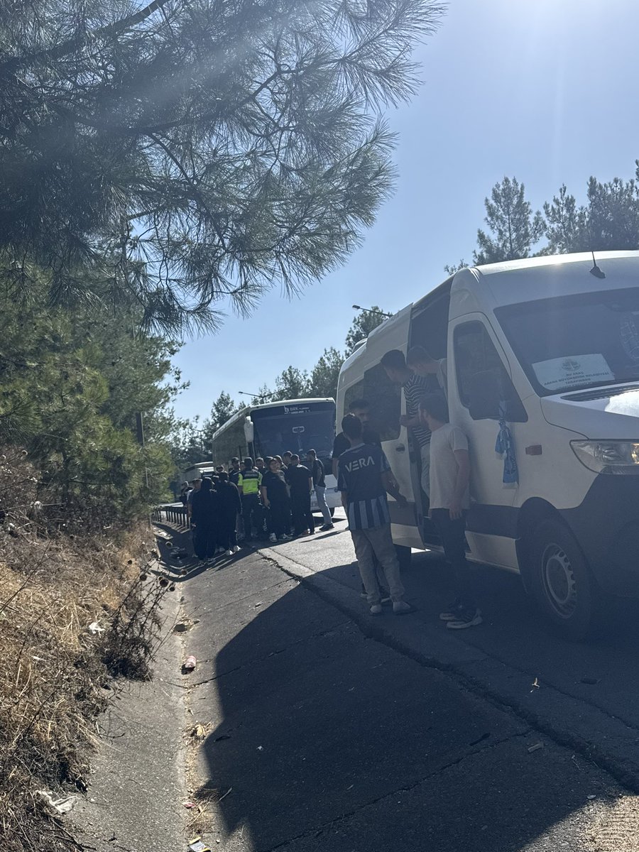 Yıllar geçse de biz hep buradayız…
Şampiyonluklar uzak olsa da…
Biter mi sandın soylu kavgamız…
Fırtına değil, kıyamet kopsa…

Sivas yolundayız!