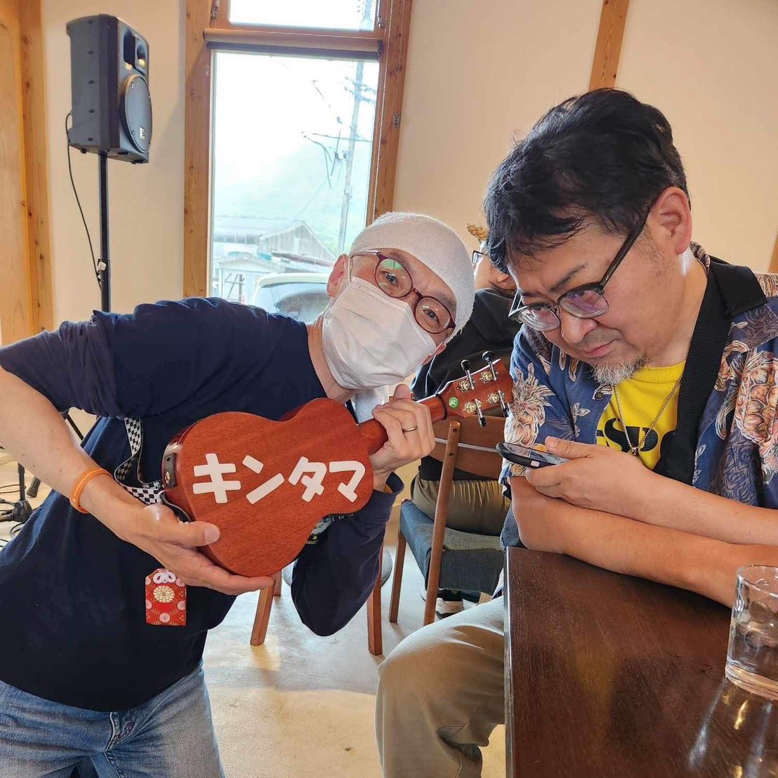 Gangbox_2021's tweet photo. @Gogogodx @yasui_corosuke @lab_o10 @skaaankrally 最後のアーティストは、広島歌謡界の大御所ナム＆ぶたさん！！
超美声とウクレレのユニットで初見のお客さんを虜にしてしまうお2人です✨️
このお2人を見るだけでも来る価値あり、呉にぴったりな音楽を是非堪能してください！ https://t.co/QlXvFbWDXX