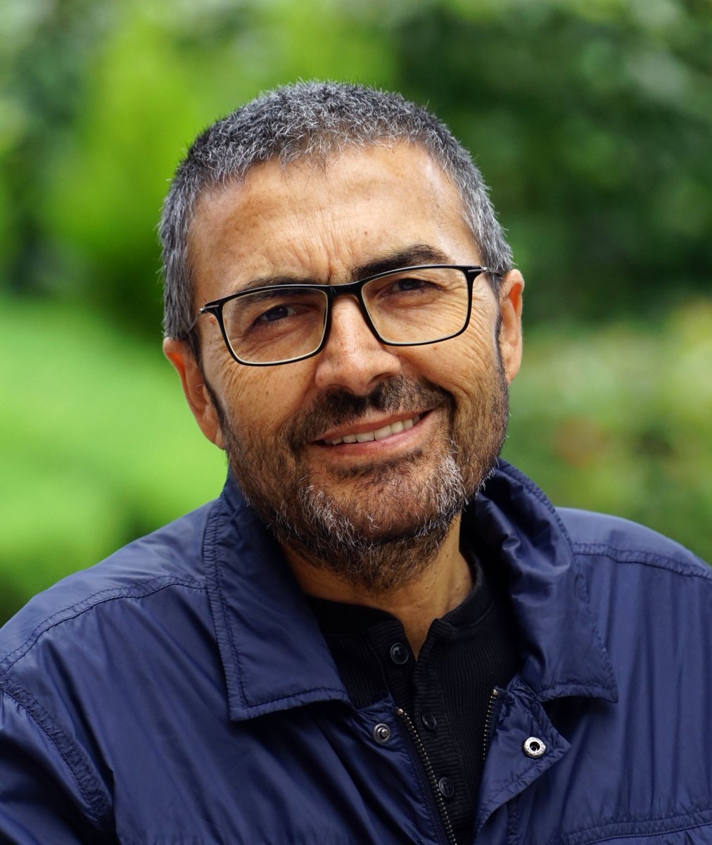 Gönlünün genişliğini ve kalbinle bakan bakışlarını özledim aziz dostum... 
Dostluğunu özledim, sesindeki o sarıp sarmalayan sıcaklığı...
En önemlisi de asla yitmeyen ve bitmeyen umudunu...

Erdalım...

Rabbim rahmet eylesin...