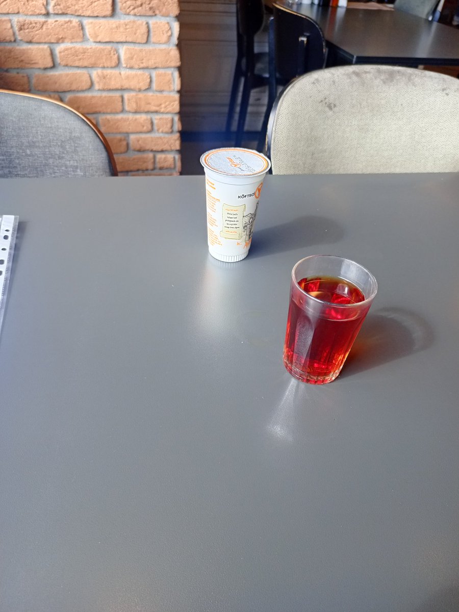 köfteci yusufta tüm estetik kaygılardan arınmış su bardağında ikram edilen çay