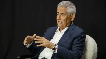 Este tipo tem uma lata descomunal.
Mentiu aos benfiquistas anos a fio.
Ajudou o FC Porto a manter-se à tona.
Usou o SL Benfica na sua relação com o BES/Novo banco.
Fez uma parceria danosa para o SL Benfica com Jorge Mendes.
Apoiou Fernando Facturas Gomes para a Liga de Clubes