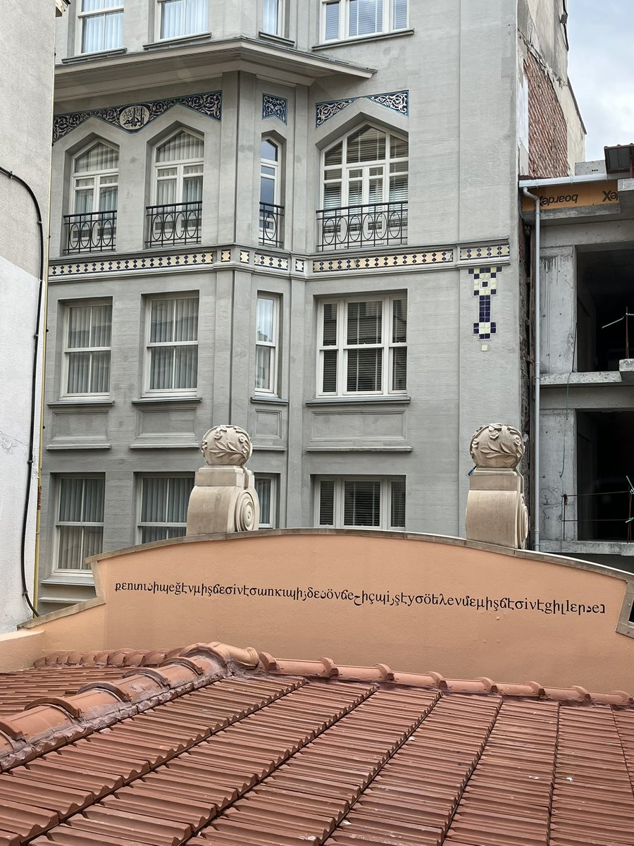 Şimdi <a href="/acikradyo/">Apaçık Radyo</a> 
Cenk Dereli ile her ayın sonunda gündem konuştuğumuz programların bir yenisindeyiz; sonbaharla hareketlenen İstanbul’da etkinlikler, İstanbul Bienali, MARUF, ve geçtiğimiz günlerde hayatını kaybeden Nicholas Grimshaw konularımız