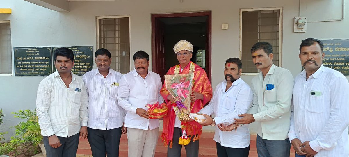 ಕರ್ನಾಟಕ ಉಪ್ಪಾರ ಅಭಿವೃದ್ಧಿ ನಿಗಮದ ನೂತನ ಅಧ್ಯಕ್ಷರಾಗಿ ನೇಮಕಗೊಂಡ ಶ್ರೀ ಭರಮಣ್ಣ ಉಪ್ಪಾರ ಅವರು ಇಂದು ನನ್ನನ್ನು ಭೇಟಿಯಾಗಿ, ಸನ್ಮಾನಿಸಿದರು. ‌ಈ ವೇಳೆ ನೂತನ ಜವಾಬ್ದಾರಿಯನ್ನು ಸಮರ್ಥವಾಗಿ ನಿಭಾಯಿಸಿ, ಸಮಾಜದ ಅಭಿವೃದ್ಧಿಗೆ ಶ್ರಮಿಸಿ ಎಂದು ಶುಭ ಹಾರೈಸಿದೆ.
#satishjarkiholi