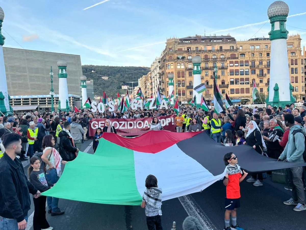 “El arte no puede ser neutral ante el #genocidio. Nos unimos para gritar que se detenga la barbarie, para exigir a los estados salir de la parálisis que les impide presionar a #Israel”
Manifestación de apoyo a #Palestina  dentro de la celebración del Festival de Cine de Donostia