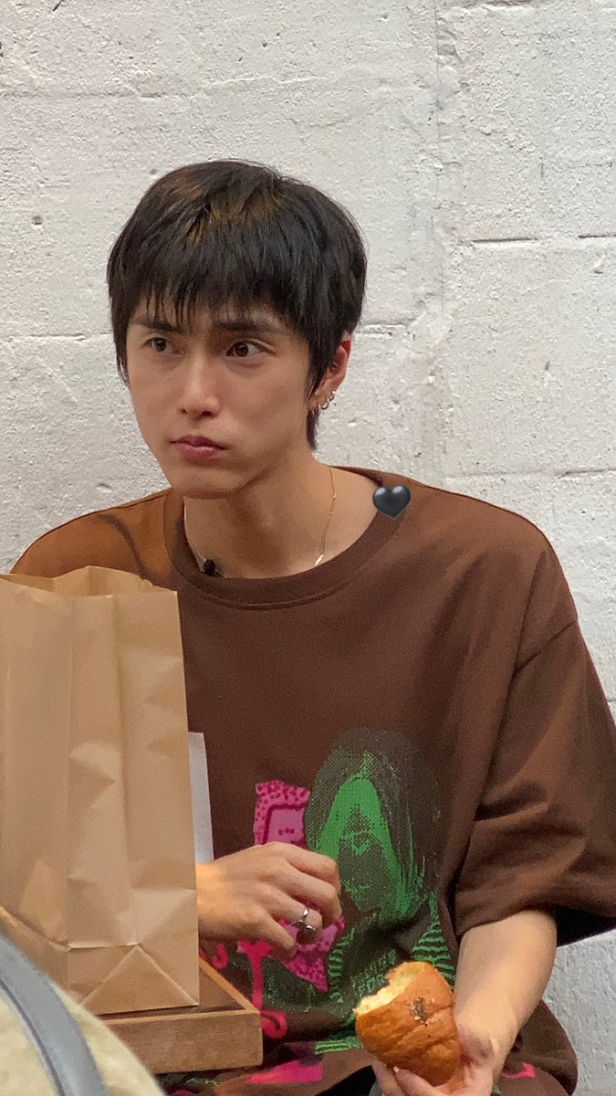 Beneran Seunghan lagi makan salt bread wkwk